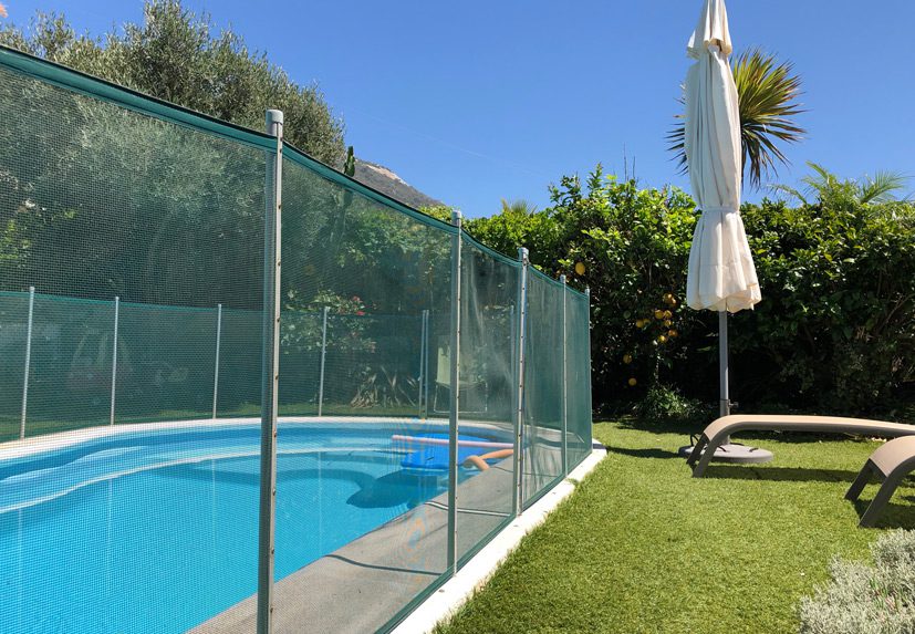 Safety-fence-to-prevent-swimming-pool-accident